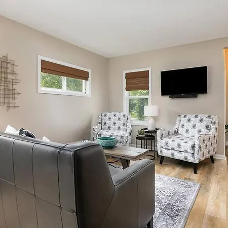 Villa 2Min Walk Downtown-Pet Friendly-Offstreet Parking